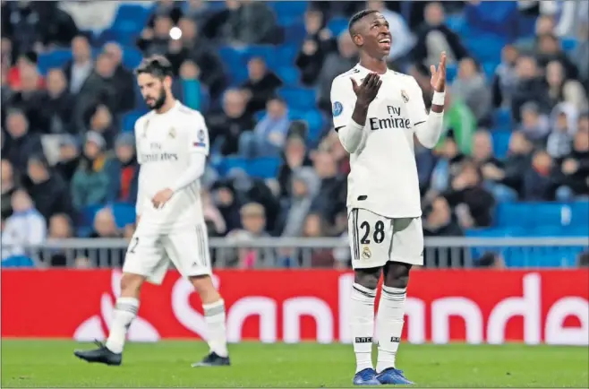  ??  ?? CARA Y CRUZ. Vinicius fue el jugador más destacado del partido por parte del Madrid, mientras que Isco, en segundo plano, acabó siendo el más señalado por la grada.