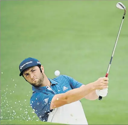  ?? FOTO: AP ?? Jon Rahm se mete en el top 5 tras firmar una vuelta de 65 golpes, con cinco birdies y un eagle sin fallo, en la tercera jornada