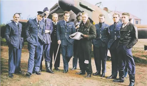  ?? FAMILY PHOTOGRAPH ?? John Hemingway, second from left, with the pilots of 85.