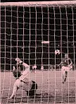  ??  ?? Antonin Panenka e il cucchiaio in Cecoslovac­chia-Germania O. nella finale europea del 1976