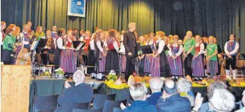  ?? FOTO: CLBI ?? „Youngsters meet Oldies“: Jung und Alt trafen sich beim Frühjahrsk­onzert der Musikkapel­le Deuchelrie­d – sowohl auf der Bühne als auch im Publikum.