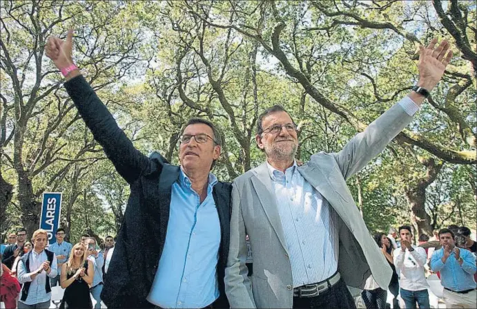  ?? SALVADOR SAS / EFE ?? El president gallec, Alberto Núñez Feijóo, amb Mariano Rajoy ahir a la carballeir­a de San Xusto