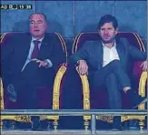  ?? FOTO: EFE ?? Fernando Solanas y Arturo Canales, agentes de Xavi, en el palco del estadio en Doha junto a Rafa Yuste y Mateu Alemany