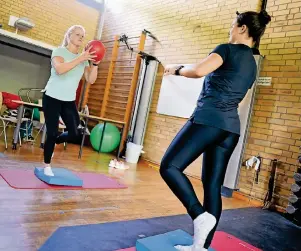  ?? FOTOS: HENNING KAISER/DPA ?? Arbeit „in der Fläche“: Das Training mit den Patienten ist für Sportthera­peutin Freya Füllgraebe das Beste an ihrem Job.