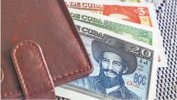  ?? ?? Dinero. En Cuba hay restriccio­nes bancarias que limitan la retirada de dinero en efectivo.