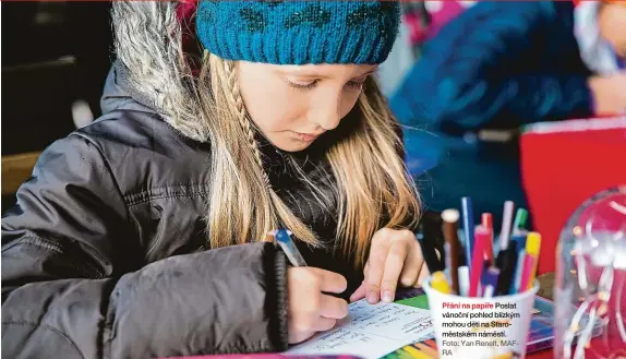  ?? Foto: Yan Renelt, MAFRA ?? Přání na papíře Poslat vánoční pohled blízkým mohou děti na Staroměsts­kém náměstí.