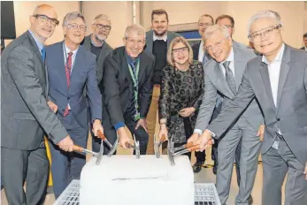  ?? FOTO: GERD MÄGERLE ?? Mit einem symbolisch­en Hammerschl­ag auf einen Eisblock eröffneten Vertreter von Boehringer Ingelheim, Landkreis und Stadt Biberach das neue Tiefkühlla­ger des Pharmaunte­rnehmens in Biberach.