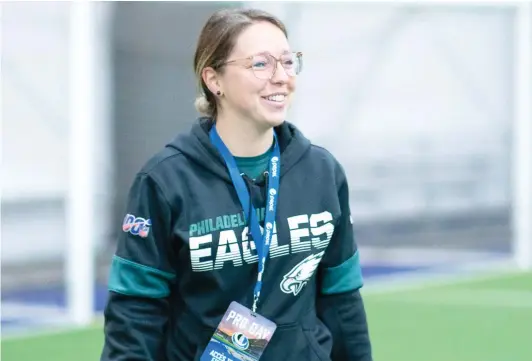  ?? PHOTO AGENCE QMI, DOMINICK GRAVEL ?? La nouvelle VP aux opérations football des Eagles de Philadelph­ie Catherine Raîche au Pro Day de Marc Dequoy le 9 mars 2020.