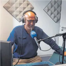  ?? FOTO: MARTINA KRUSKA ?? Diakon Michael Wielath sendet aus dem Ravensburg­er Studio von „Radio Horeb“dreimal pro Woche sein Programm „Gott hört Dein Gebet“.