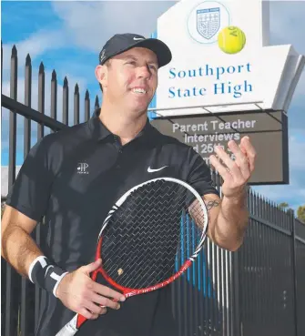  ?? Picture: GLENN HAMPSON ?? Ex-top Aussie doubles pro Paul Hanley setting up at Southport State High.