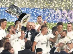  ??  ?? El Real Madrid celebra la conquista del campeonato de Liga.