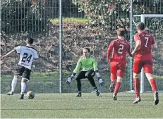  ?? RP-FOTO: MVO ?? Kleves Patrick Janssen (l.) auf dem Weg zum 4:1: Aus spitzem Winkel markiert er den Treffer. Zwei Halderner Akteure haben beste Sicht auf die Aktion.