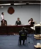  ?? LN ?? Una oficial de Policía testificó el jueves en el juicio contra 11 integrante­s de la banda.