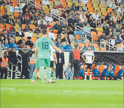  ?? FOTO: J. LANUZA ?? El Valencia, que era el campeón de la Copa del Rey, se midió (y perdió 1-3) con el Real Madrid, que fue ‘invitado’ por la Federación