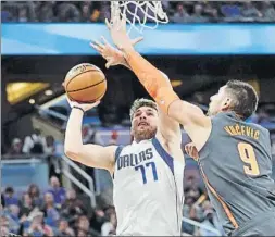  ?? FOTO: AP ?? Doncic, lanzando a canasta en un partido de los Dallas Mavericks