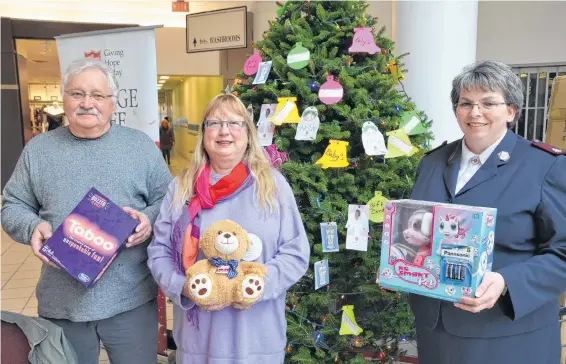  ?? KIRK STARRATT ?? Volunteers Mike and Lynda Carter and Major Sharon MacLeod of the Kentville Salvation Army with the Angel Tree at the County Fair Mall in New Minas.