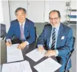  ?? FOTO: STADT OBERKOCHEN ?? Firmengrün­der und Chef des Unternehme­ns YG-1, Hokeun Song, und Oberkochen­s Bürgermeis­ter Peter Traub.