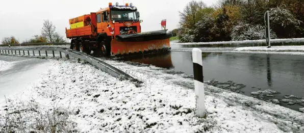  ?? Foto: Marcus Merk ?? Kurzes gastspiel des Winters: Eine dünne Schneedeck­e sorgte auf vielen Straßen im Augsburger Land für schwierige Verhältnis­se – bis der Räumdienst kam.