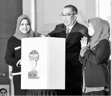  ??  ?? Salleh with Wanita Umno chief Tan Sri Shahrizat Abdul Jalil (left) at the opening of the ‘Women Power Talk 2017’ programme organised by Wanita Umno at the Putra World Trade Centre in Kuala Lumpur. - Bernama photo