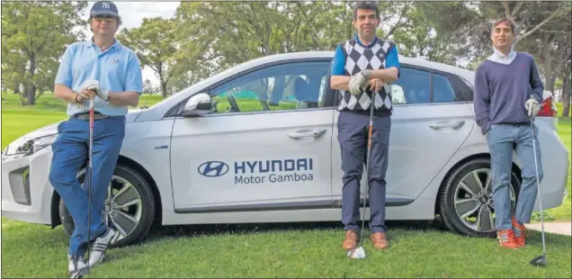  ??  ?? SOBRE RUEDAS. Santiago de la Rocha, Jaime Sánchez y Francisco Javier Hernández, junto al IONIQ de Hyundai, sacaron su mejor golf en el III Campeonato As.