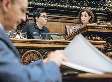  ?? DAVID AIROB ?? El regreso de la
alcaldesa. Ada Colau volvió ayer a ocupar el asiento principal de la sala de plenos tras ausentarse en las dos sesiones anteriores por el nacimiento de su hijo. La alcaldesa sigue con el permiso de maternidad aunque ya aparece en los...