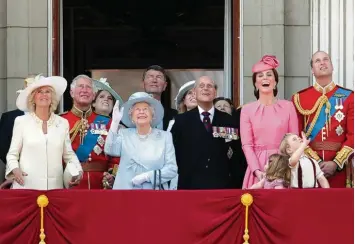  ?? Foto: Yui Mok, dpa ?? Die britischen Royals sind wohl die bekanntest­e Königsfami­lie der Welt. Wo sie auftauchen, warten die Fotografen schon – wie hier bei der offizielle­n Feier zum 91. Geburtstag der Queen (in Blau).