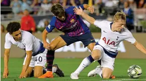  ?? AP ?? On their knees: Tottenham’s Luke Amos (left) and Oliver Skipp battle with Alex Collado of Barcelona during the 2-2 draw in Pasadena