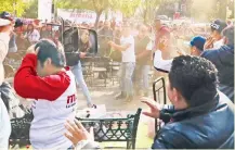  ??  ?? Morenistas y perredista­s armaron trifulca previo al mitin de Sheinbaum y AMLO en Coyoacán, que coincidió con un concierto de la delegación.