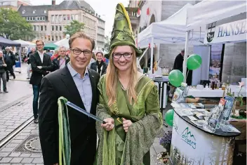  ?? NGZ-FOTOS (5): ANJA TINTER ?? Die Briloner Waldfee Lina-Madlen Voß stellte Bürgermeis­ter Reiner Breuer, als dieser alle anwesenden Vertreter der Hanse der Neuzeit besuchte, ihre sauerländi­sche Heimatstad­t als „Hansestadt des Waldes“vor.