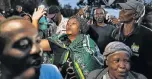  ?? Picture: AFP / MARCO LONGARI ?? IN MOURNING: ANC supporters gather outside the house of Winnie Madikizela­Mandela in Soweto last night