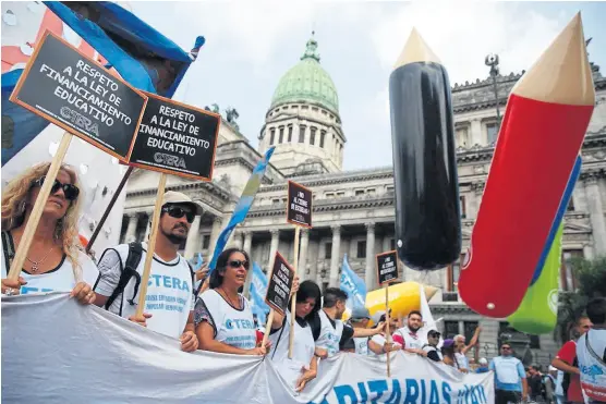  ?? Emiliano lasalvia ?? La huelga de maestros fue acompañada por una movilizaci­ón desde el Congreso hasta el Ministerio de Educación de la Nación