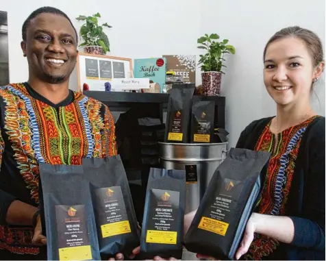  ?? Foto: Annette Zoepf ?? Allan und Katharina Mutagwaba verkaufen Bio Kaffee aus seiner Heimat Tansania.