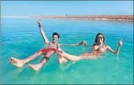  ??  ?? En el mar Muerto (Israel)