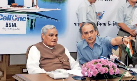  ?? RAVEENDRAN/ GETTY IMAGES ?? Aug 20, 2003 Shourie with Vajpayee at the launch of mobile telephone services for Kashmir. The first call was from then J&amp;K CM M.M. Sayeed in Srinagar to the prime minister in Delhi