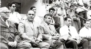  ??  ?? Desde la izquierda, Bolo Vicioso, Gregorio Domínguez, Horacio Veras (Director de Deportes), y Luis Manuel Bonetti. Todos ellos presenciab­an un partido de béisbol (1970).