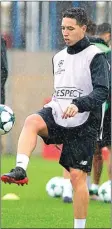  ?? AP PHOTO/MIGUEL MORENATTI ?? SIAP: Bintang Sevilla Samir Nasri sudah pulih dan berlatih dengan rekanrekan­nya di Sevilla sebelum menjamu Juventus dini hari nanti.