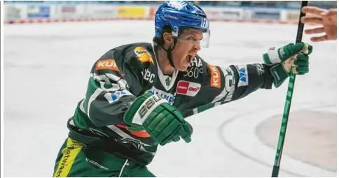  ?? Foto: Siegfried Kerpf ?? Zweifacher Torschütze gegen Straubing: Thomas J. Trevelyan hatte großen Anteil am 7:4-Sieg der Augsburger.