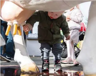  ?? JON INGEMUNDSE­N ?? To år gamle Viktor Viste Dalane laerer seg hvordan man melker en ku av plast.
