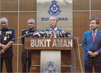  ??  ?? MUHYIDDIN pada sidang media selepas mengadakan lawatan rasmi ke Ibu Pejabat Polis Bukit Aman, semalam.