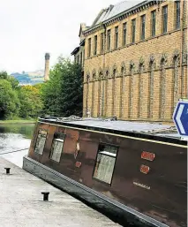  ?? ?? A hireboat moored by the mill.