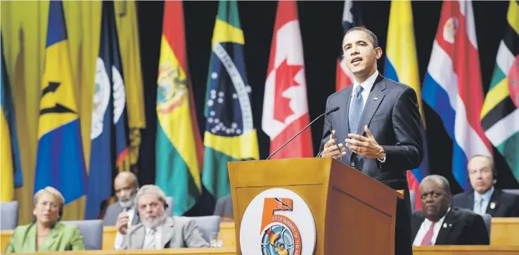  ??  ?? BARACK OBAMA se dirige a los presidente­s de países latinoamer­icanos y del Caribe durante la V Cumbre de las Américas celebrada en Trinidad y Tobago.