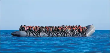  ?? [ Reuters] ?? Wenige Meilen vor der libyschen Küste warten Migranten darauf, aus der Seenot gerettet zu werden.