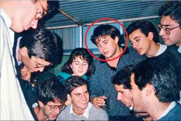  ??  ?? Em 1986, com 20 anos (e com cabelo), num jantar de turma do curso de Direito da Católica