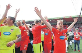  ?? FOTO: EIBNER-PRESSEFOTO ?? 2. Liga, Heidenheim bleibt dabei – und Torjäger Marc Schnattere­r (re.) feiert.