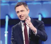  ?? ?? Chris Hardwick hosts “The Wall”