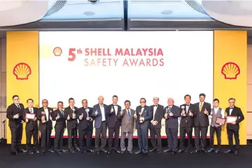  ??  ?? Lo (eighth left) and Omar (eight right) are seen posing with several Shell Malaysia management team members and the SMSA 2018 award recipients.