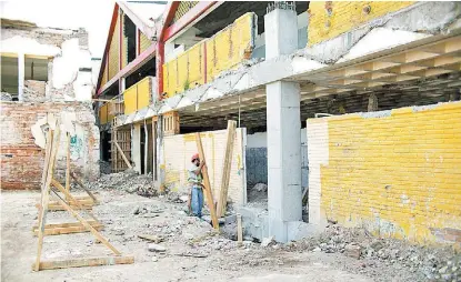  ?? OMAR FRANCO ?? El mercado de Juchitán, Oaxaca, sufrió daños considerab­les tras el sismo.