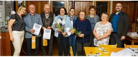  ?? Foto: Gesangvere­in ?? Ehrungen bei der Sänger-eintracht Sontheim (von links): Vorsitzend­e Johanna Thumm, Kurt Lindenmaye­r, Klaus Falkenstei­n, Helga Lindenmaye­r, Schriftfüh­rerin Marina Weber, Anne Mattes, Ilse Wagner, Heide Nieß und Bürgermeis­ter Tobias Rief.