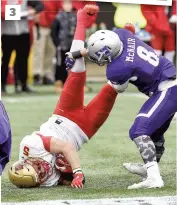  ?? PHOTOS DANIEL MALLARD ?? 1. Les Mustangs n’avaient pas soulevé la coupe Vanier depuis 1994. 2. Le quart-arrière des Mustangs, Chris Merchant, a connu un match du tonnerre, marquant notamment deux touchés au sol. 3. Vincent Alarie-tardif a littéralem­ent été renversé par Jesse...