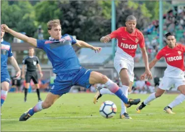  ??  ?? A LA ESPERA. Marc Muniesa, durante un partido de pretempora­da con el Stoke City ante el Mónaco.